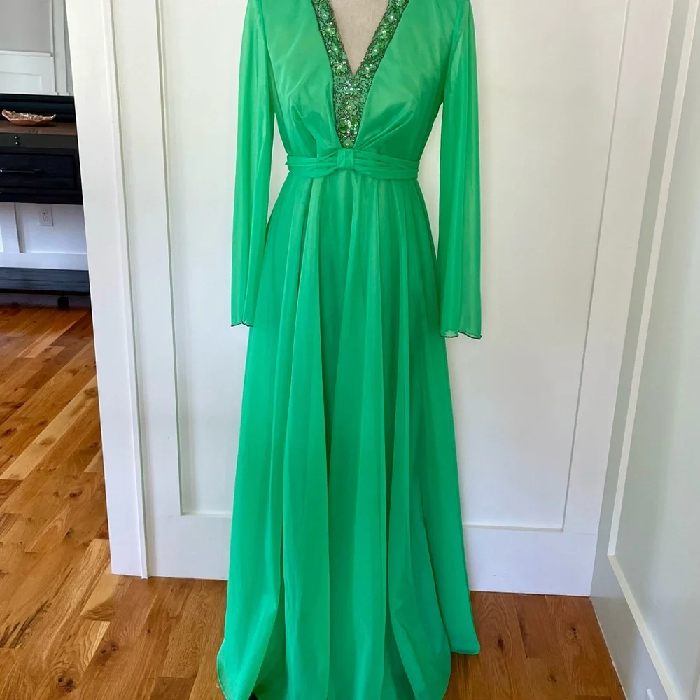Elegant Green Long Sleeve Dress - Picture 2 of 12